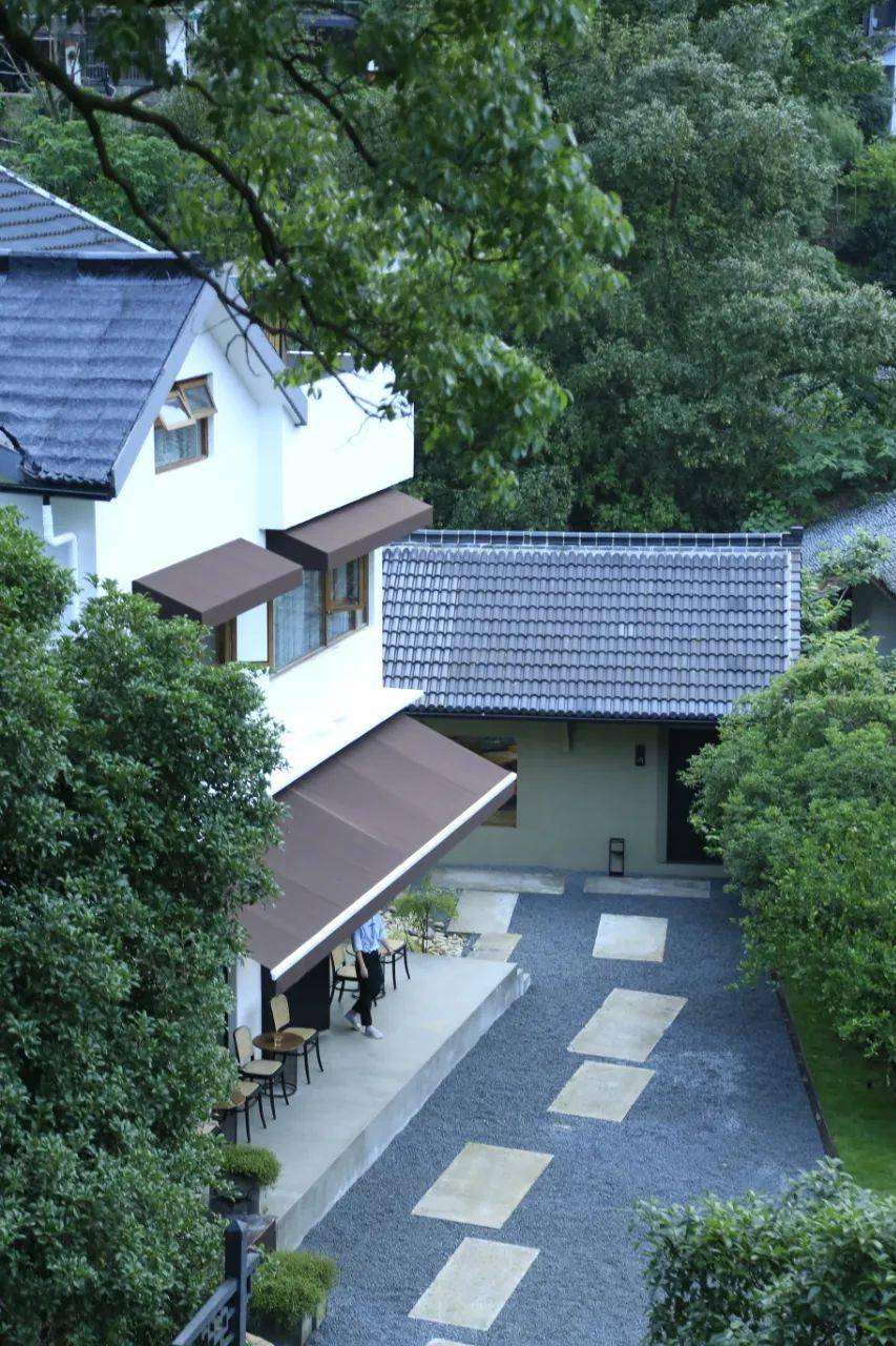 在满觉陇山舍开了间茶屋