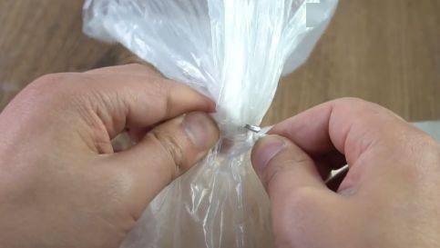 超市袋子上的封口钉,不需要用指甲抠,一秒轻松完整打开!