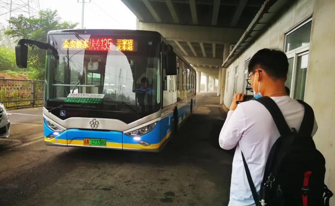 我区新开通快速直达专线135路公交车,增设杜家庄西口站