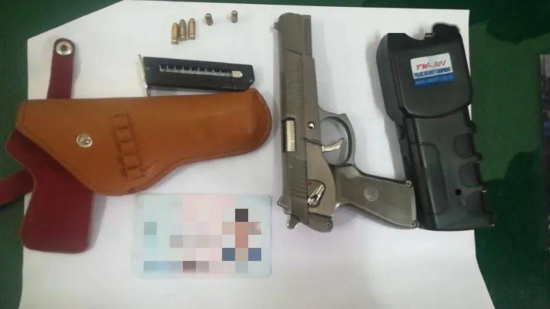 金湖一男子携带仿真枪过安检被抓