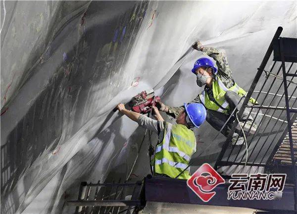 好消息就在罗平阿岗一条长约17公里的高速路隧道胜利贯通