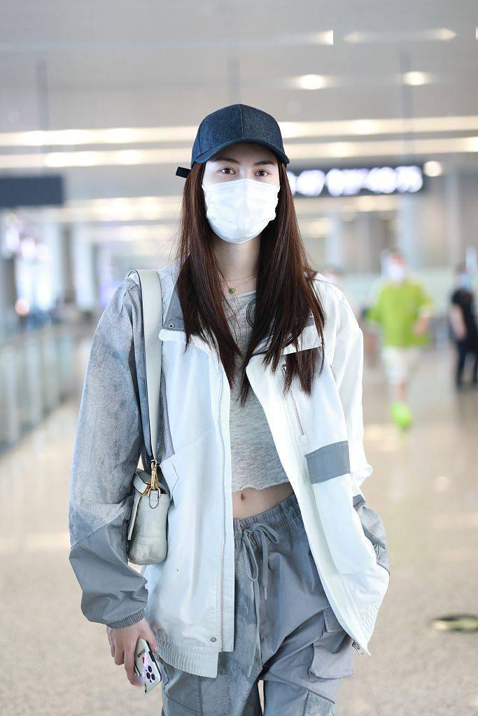 不愧是超模!何穗运动套装机场走猫步 长腿抢镜依旧飘仙气