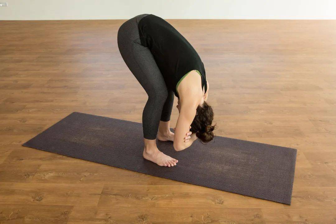 练瑜伽脊柱必须要直的拱背一定就是错的