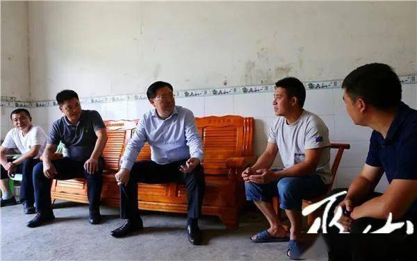 月28日,县委书记李春奎率相关部门负责人,督导当阳乡脱贫攻坚,地灾