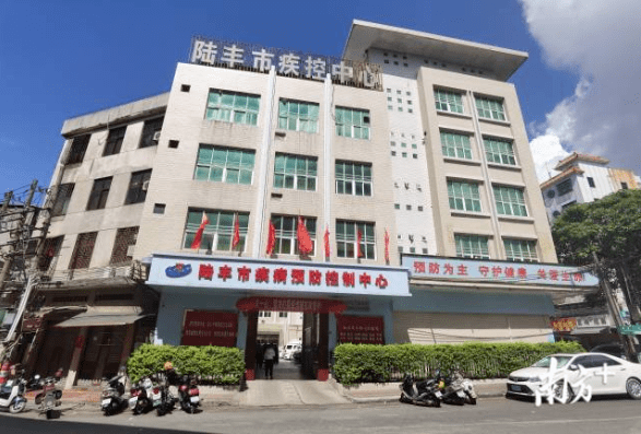 作为一家县级疾控中心,汕尾市陆丰市疾控中心确实过分狭小:占地仅700