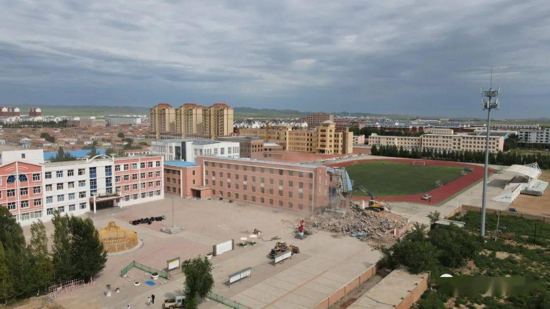 东乌旗这座老教学楼今天拆除了 留下的只有对青春的追忆!