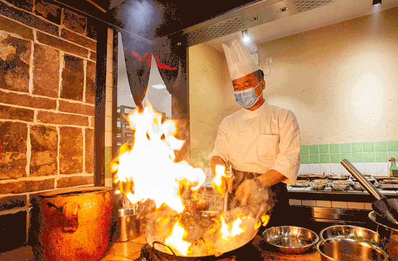 这家餐饮老板敢承诺15秒炒菜出锅顾客看着炒1000㎡湘菜店天天排队到爆