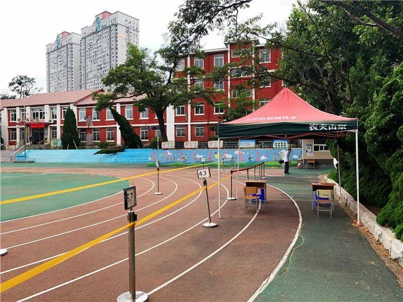 微微一笑苍生暖人间风月皆尘埃中山路小学教师参与抗疫活动纪实