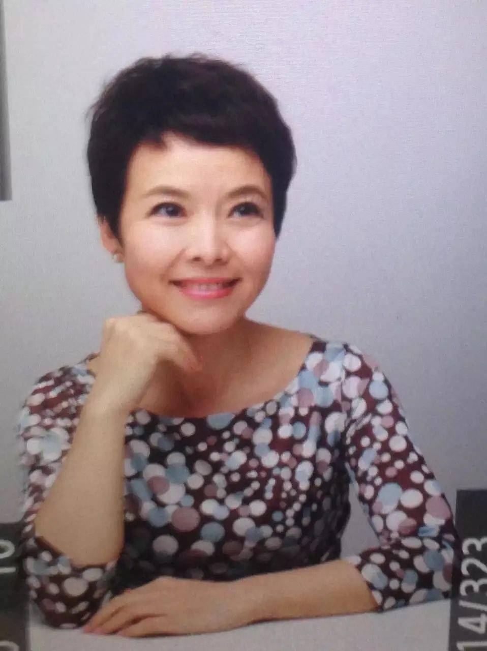 阳子,女,百合堂入室弟子,上海书法家协会会员,上海广播电视台主持人