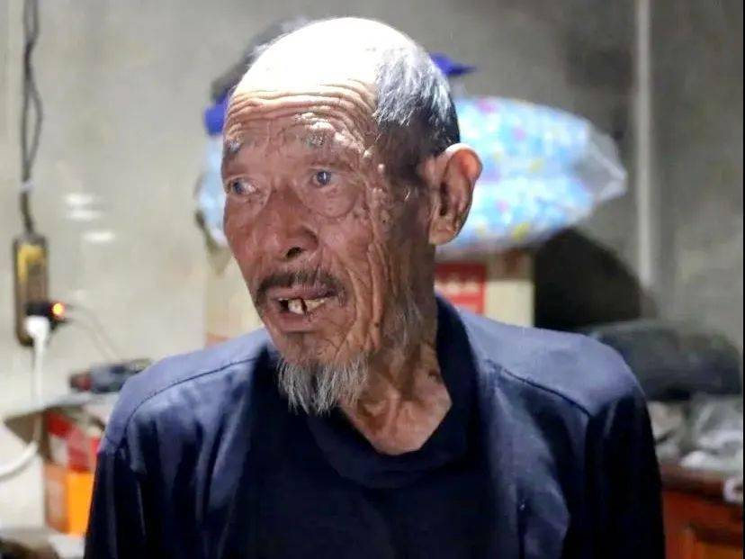 "大爷,我今天上来了,还要到别处去,就过来把你也看一转,给你买了几个