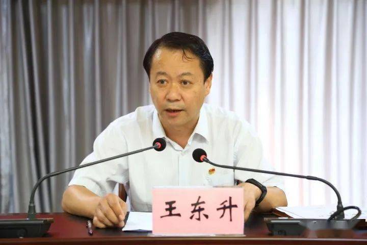 局党组成员,副局长张二军主持会议会上,局党组书记,局长齐海新同志