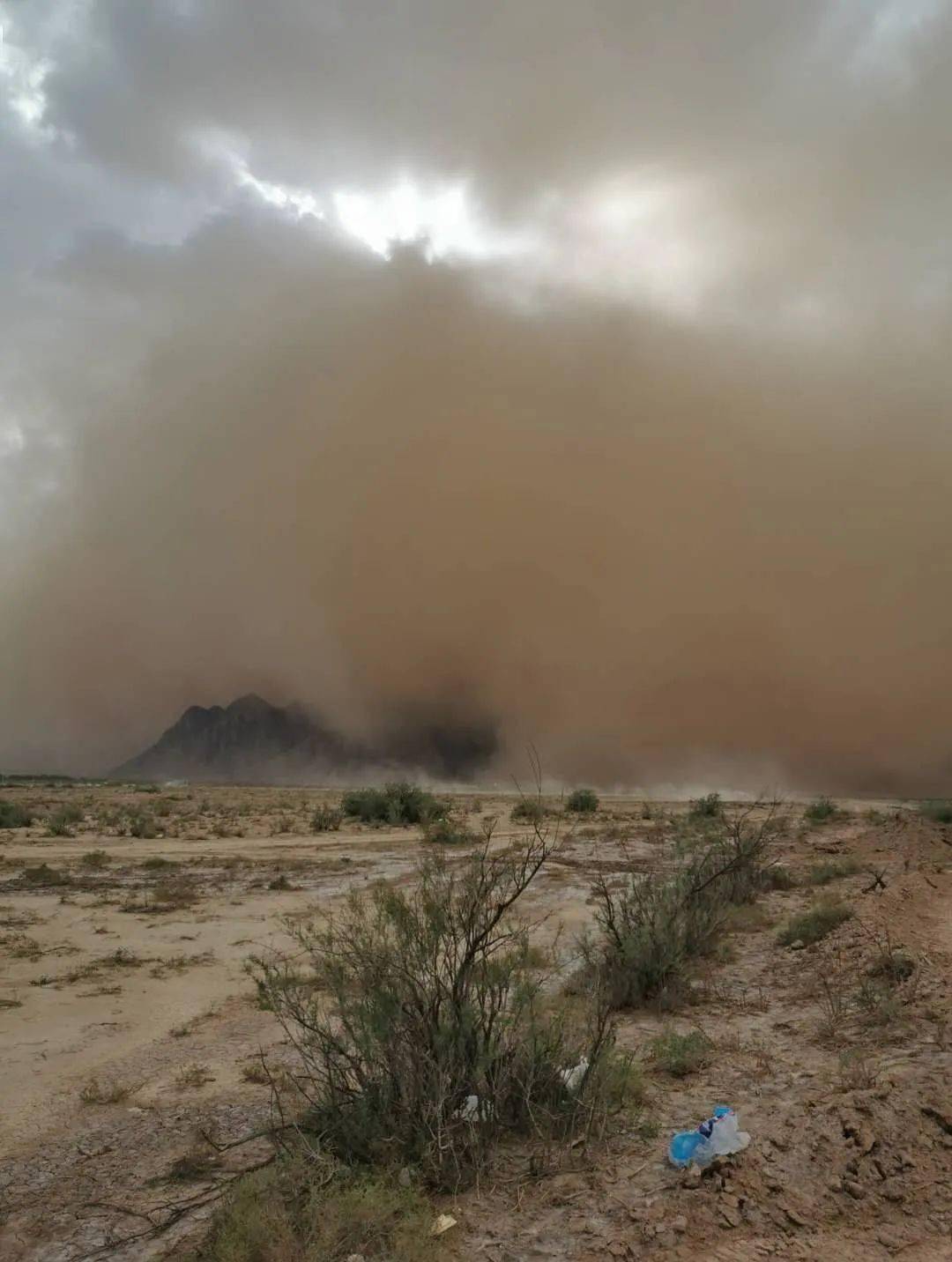 视频骇人!内蒙古一地遭罕见强沙尘暴袭击
