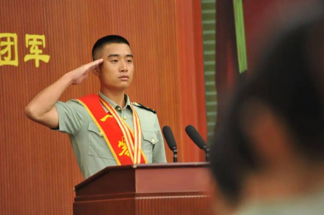 两分钟勇救四名落水群众的英雄事迹.