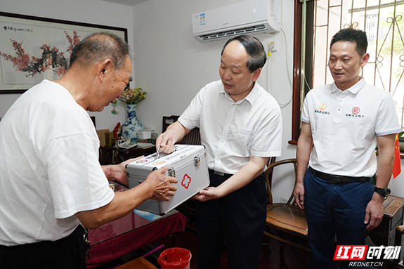 省退役军人事务厅党组书记,厅长唐勇(右二)为丁新民家属送上医疗"健康