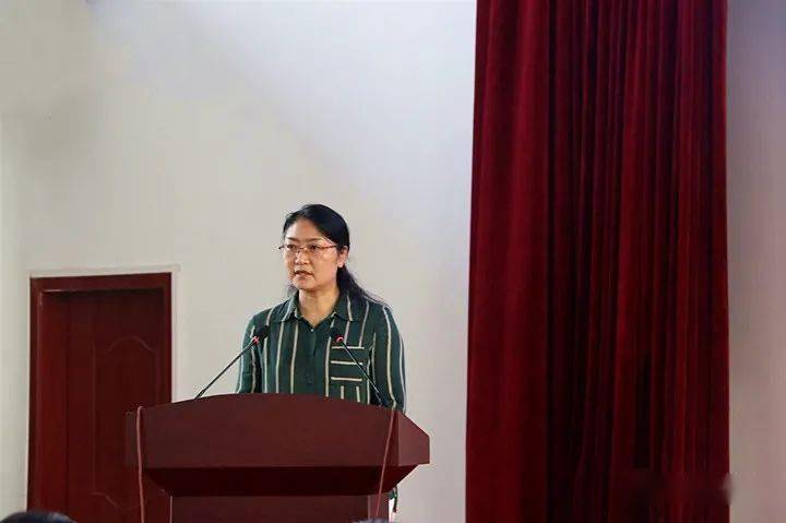 会上,周至县人民政府副县长朱璇就周至县猕猴桃产业现状进行了介绍,并