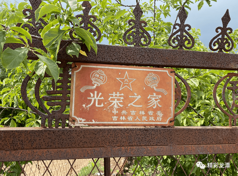 在江北乡复员军人石德财家门口,有一枚略显斑驳的"光荣之家"牌匾,距今