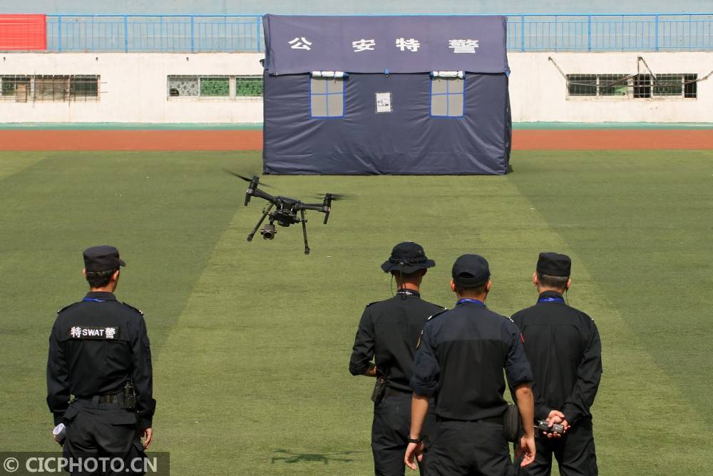 在山东省烟台市芝罘区人民体育场,各参赛队展示警用无人机装备