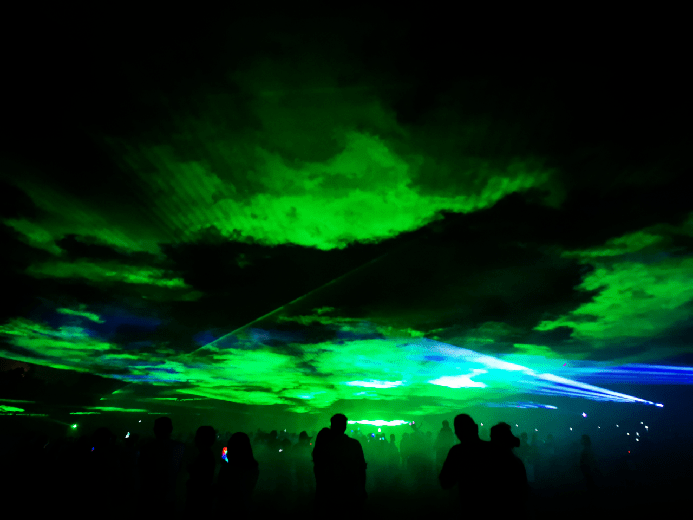 的弄潮儿到这来和我们一起来一场"极光烟雾蹦迪"举起你的双手摇起你的