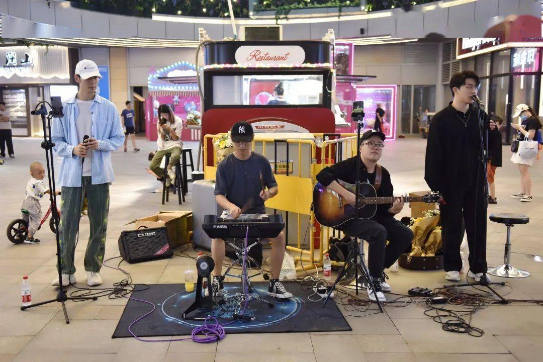 嗨翻夏夜分上下半场的宝藏夜市还有咱济南要爆火的乐队驻唱