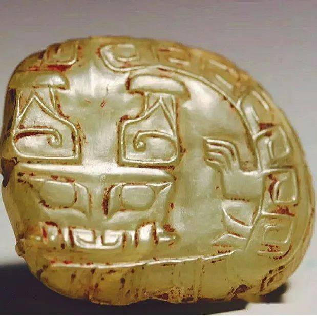 图十七第三类,蛇形状龙图十七这件玉龙造型非常独特,似乎由蛇形身体