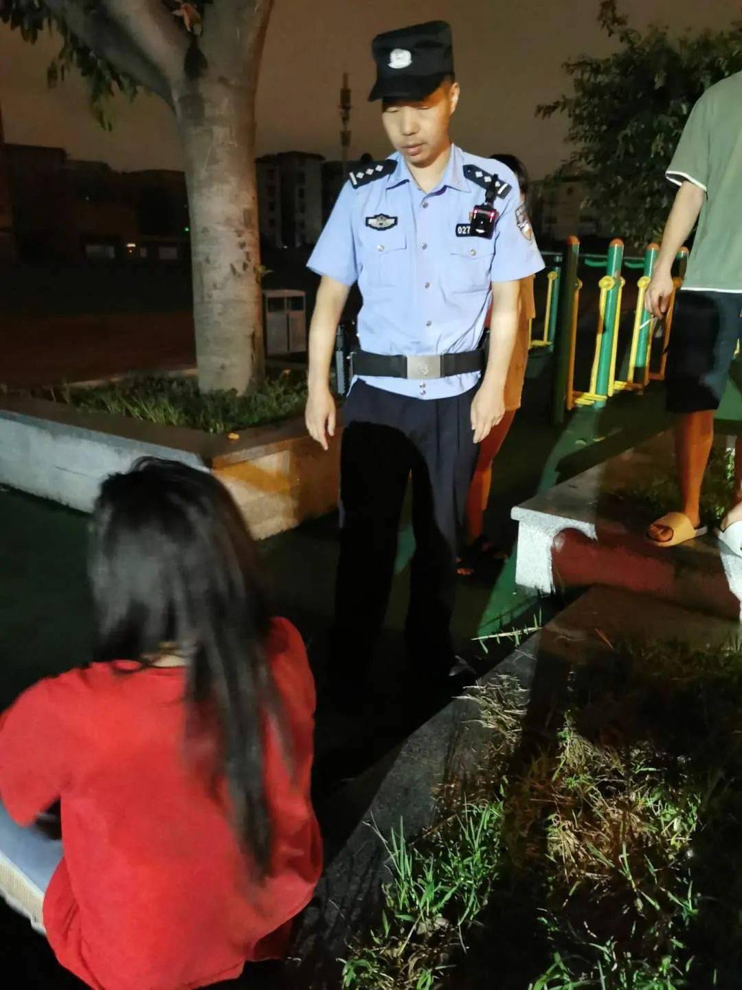 女子深夜体育场醉酒闹事,什邡民警凌晨出警