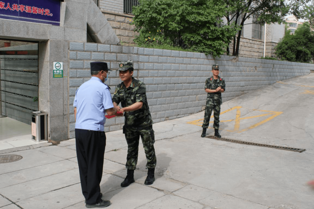 女子监狱八一节前慰问驻监武警官兵