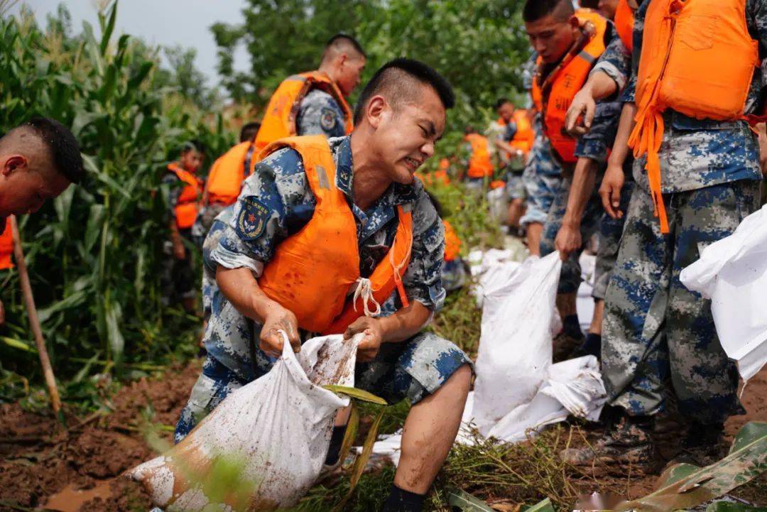 朱湖雷神突击队好样的驰援黄冈保大堤