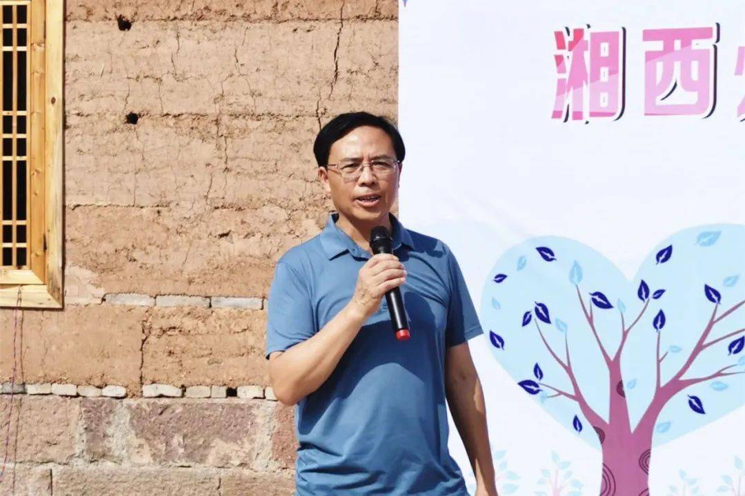 启动仪式上,石耀华宣布活动正式启动,向顶天为"执委妈妈假期看护队"