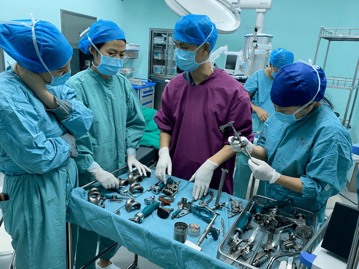 行成于思 ——外科楼b座手术室举行骨科外来器械操作系列培训