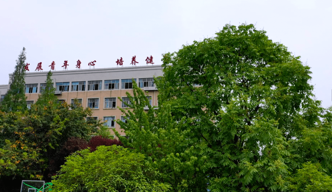 1960年 二中和三中合并为绵阳县普明初级中学.