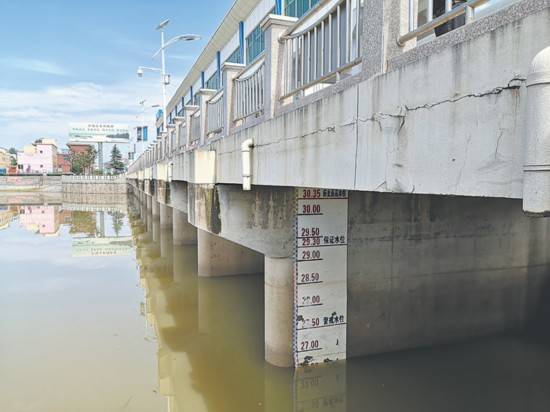 8月1日10时,王家坝站水位2669米,低于警戒水位081米记者 张理想 摄