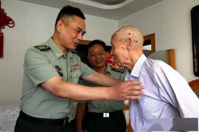 (7月30日下午,娄底军分区司令员蔡德益,市委常委