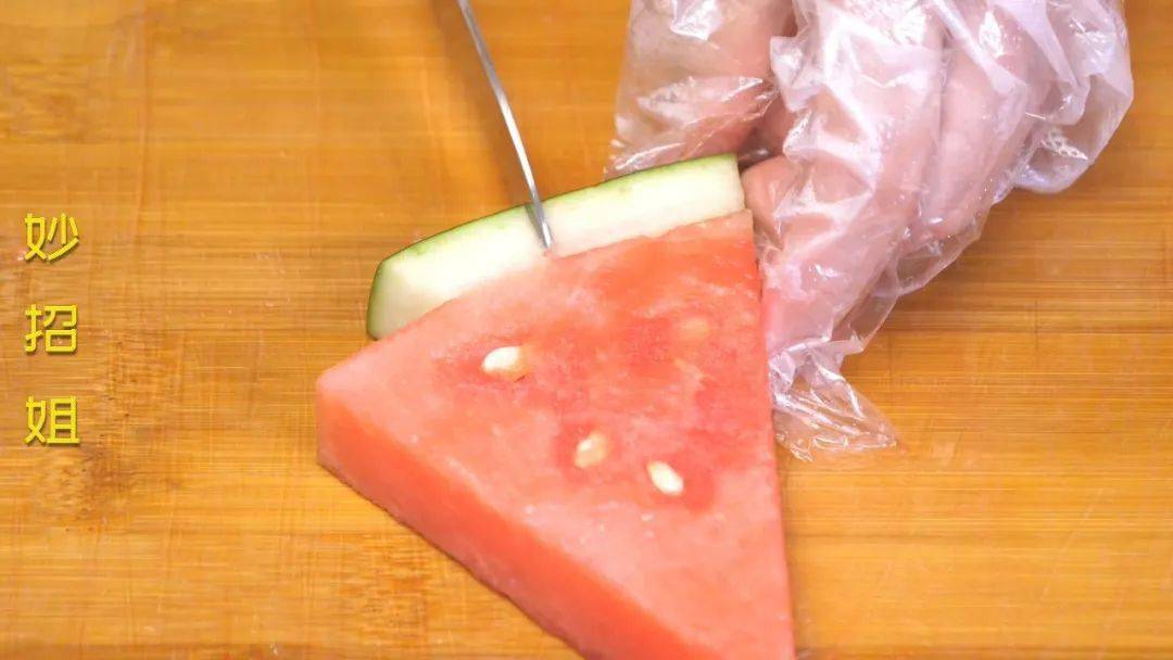 再把它均匀的分切成三角形,这样切如果你怕西瓜和砧板串味,我们可以事