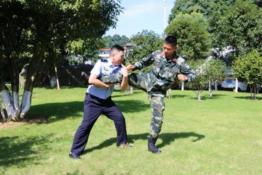 【八一特辑】向八月流行色——橄榄绿,致敬!_军警