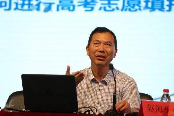 这段时间,温岭中学副校长赵海勇凭借20多年的经验为家长和考生进行