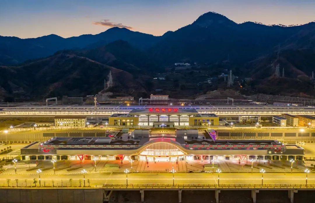 成昆铁路攀枝花南站工程实景安六铁路六盘水东站工程实景中老铁路