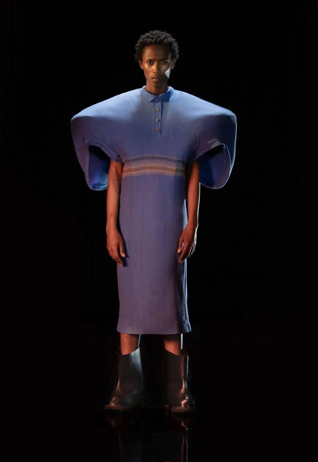 夸张比例肩袖设计