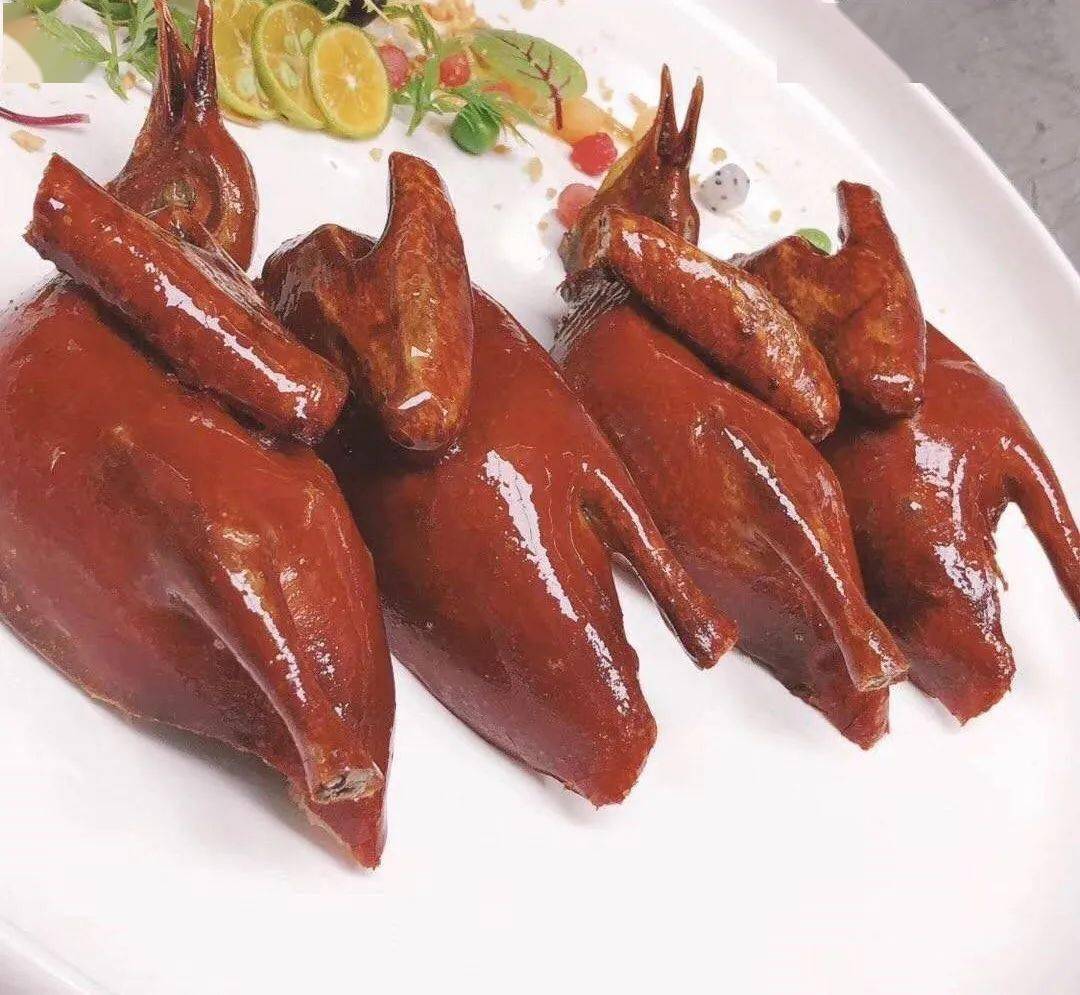 皮脆如玻璃,香酥入骨髓的玻璃乳鸽