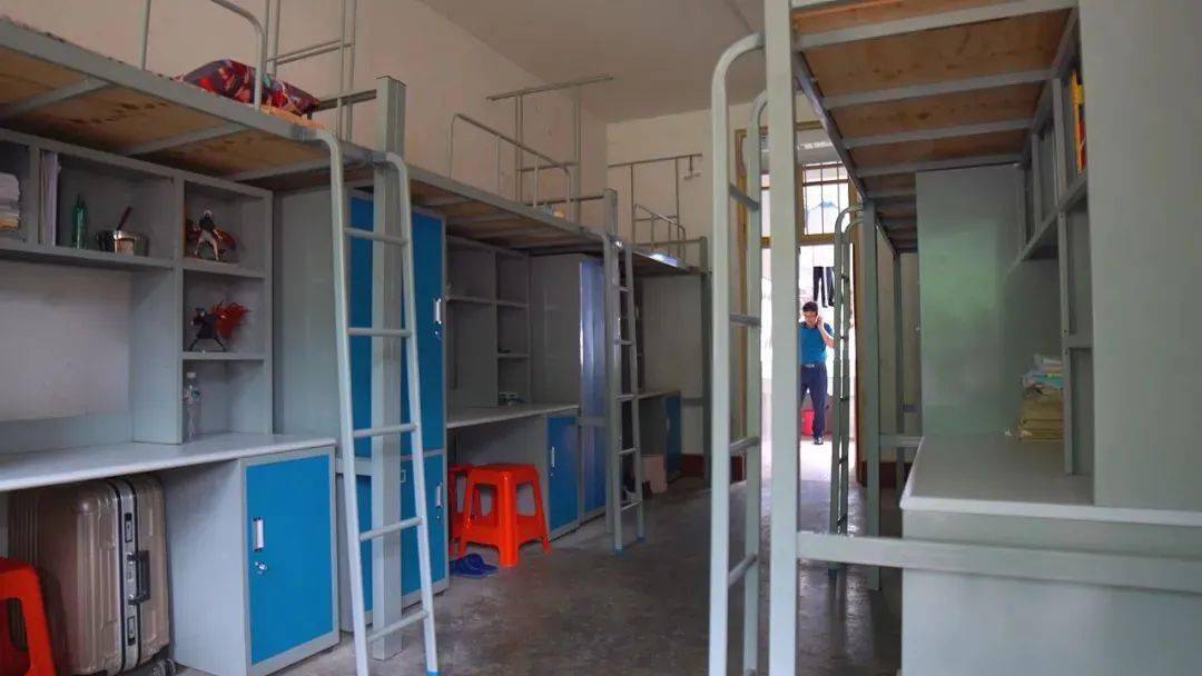 配备空调,热水器,洗衣机等)所有教室,宿舍均已安装空调南宁三中实验班