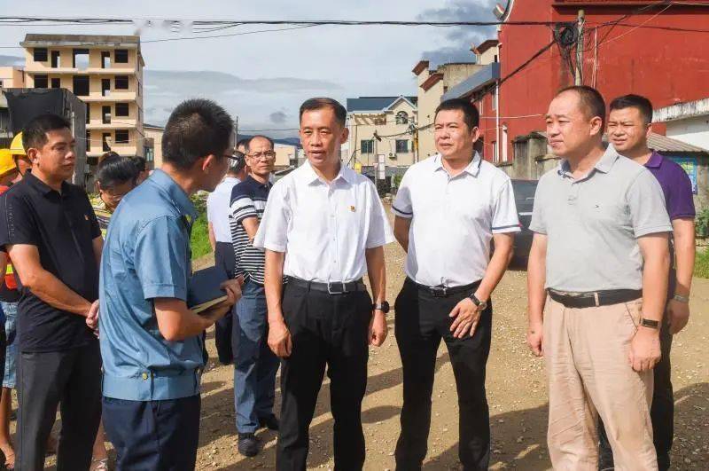 8月3日,县委书记刘晓强,县长孙利分别带队赴松山镇,凤山镇检查防抗