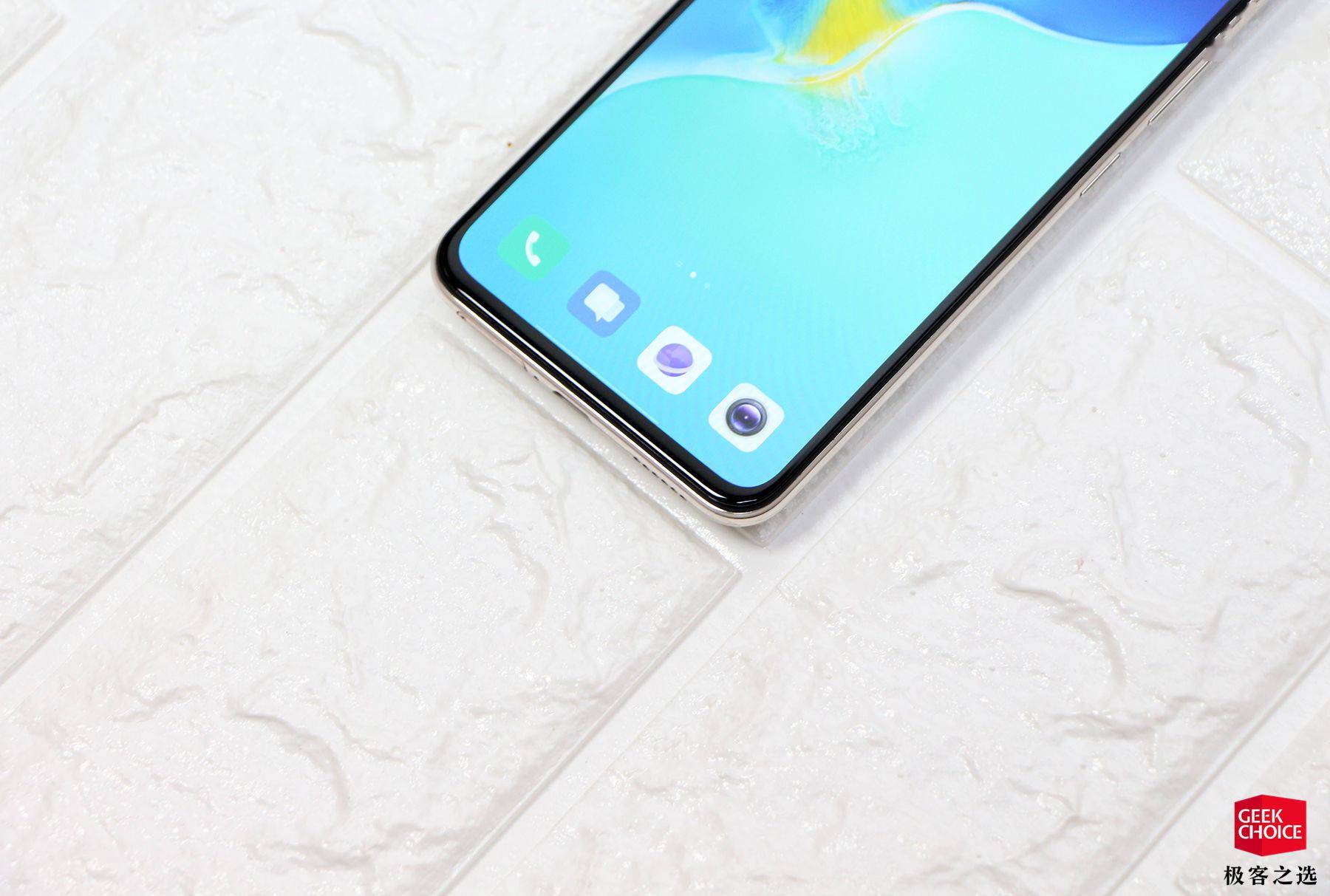 也正是如此,虽然 vivo s7 的屏幕切割趋于稍大一些,但第一眼看上去