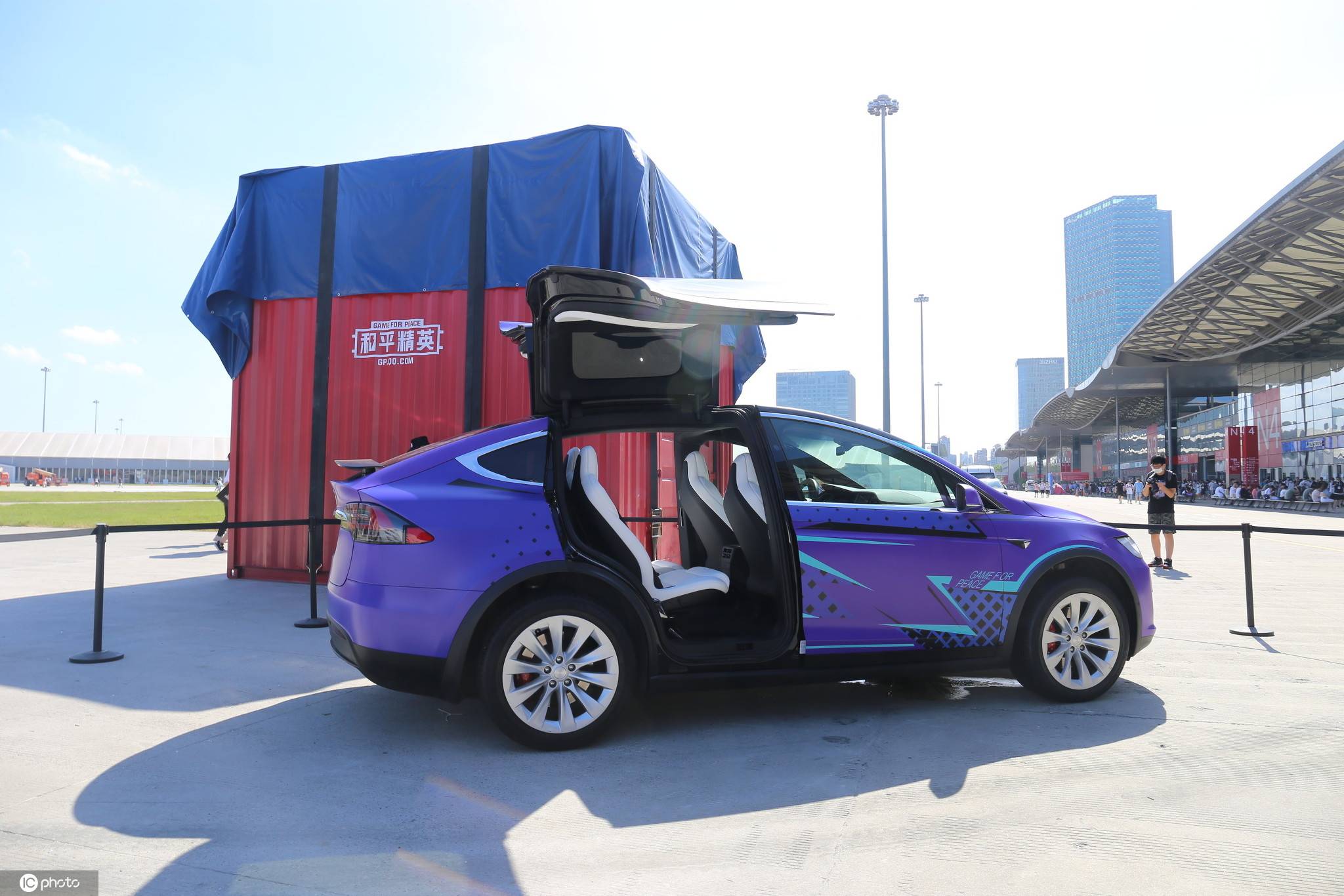 特斯拉跨界合作腾讯游戏 "奇幻紫"model x亮相chinajoy