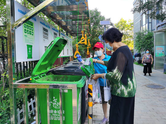 "今天一大早,在北京石景山区八角街道景阳东街第二社区,身穿绿马甲