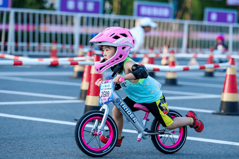 2020儿童滑步车冠军赛,看宝贝们在扬州体育公园这么玩!