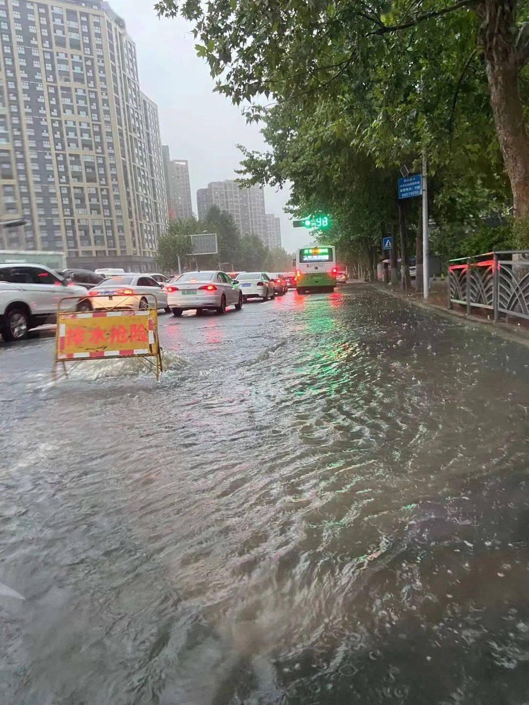 4日06时发布最新天气预报【青岛市区】今天白天多云间阴有阵雨或雷雨