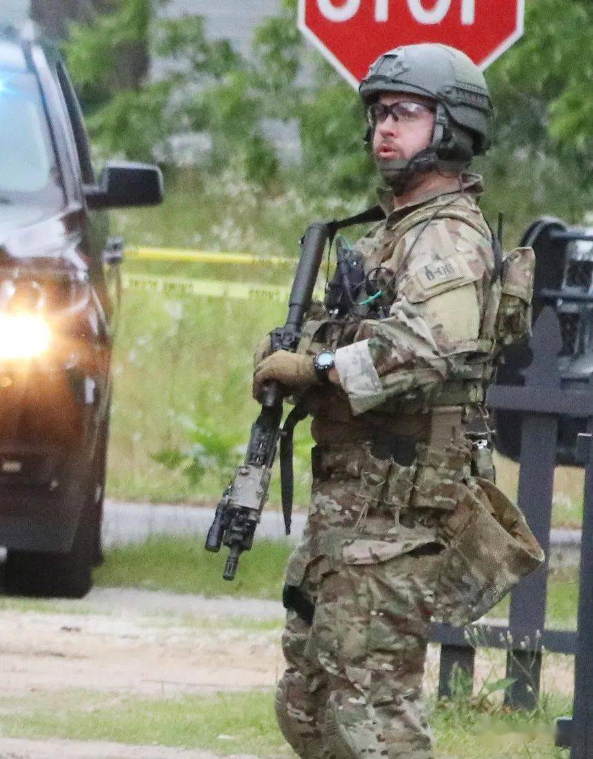 现场联邦调查局特警fbiswat击毙谋杀案嫌犯