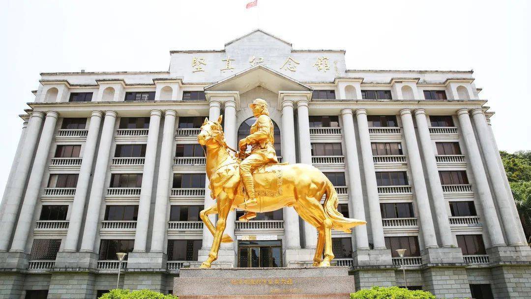 主要建筑有坚真纪念馆主馆,坚真广场,主题雕塑园,坚真纪念亭等,坚真