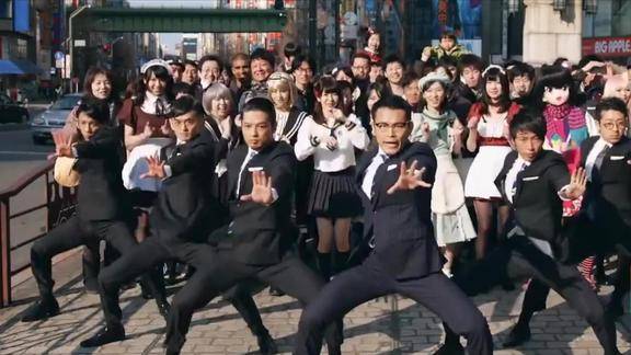 日本西装怪大叔惊现街头浮夸舞蹈看呆路人太魔性了