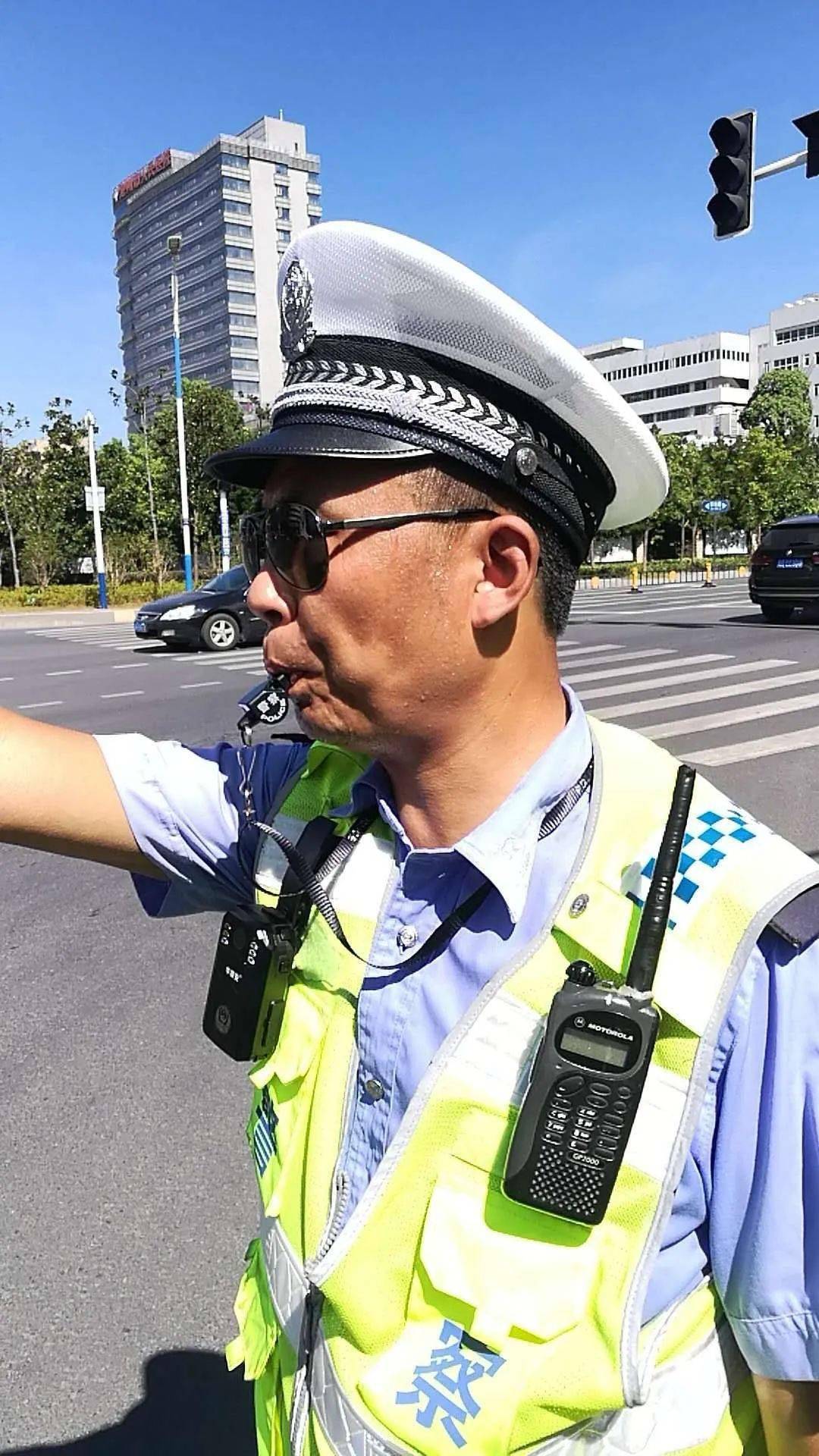 池州交警战高温,斗酷暑,坚守在路上_辖区