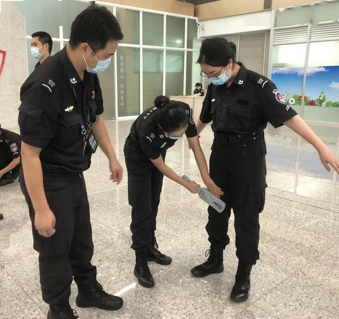【安检动态】看重庆机场安全检查站全力以赴"战"暑运
